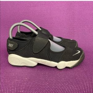 Nike Air Rift Split Toe Athletic Shoes Womens 8 Black White Tabi Mary Jane